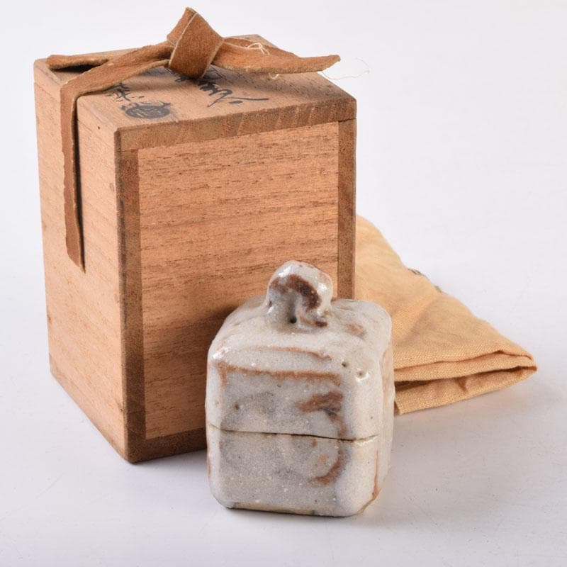 茶道具　志野焼　春恭作　花文　香合　共箱　C　8471