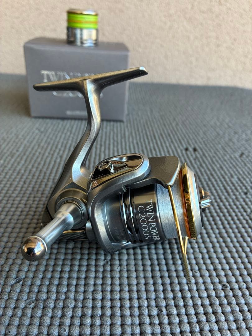 Shimano 11ツインパワーC2000S C 1000Sスプール付き