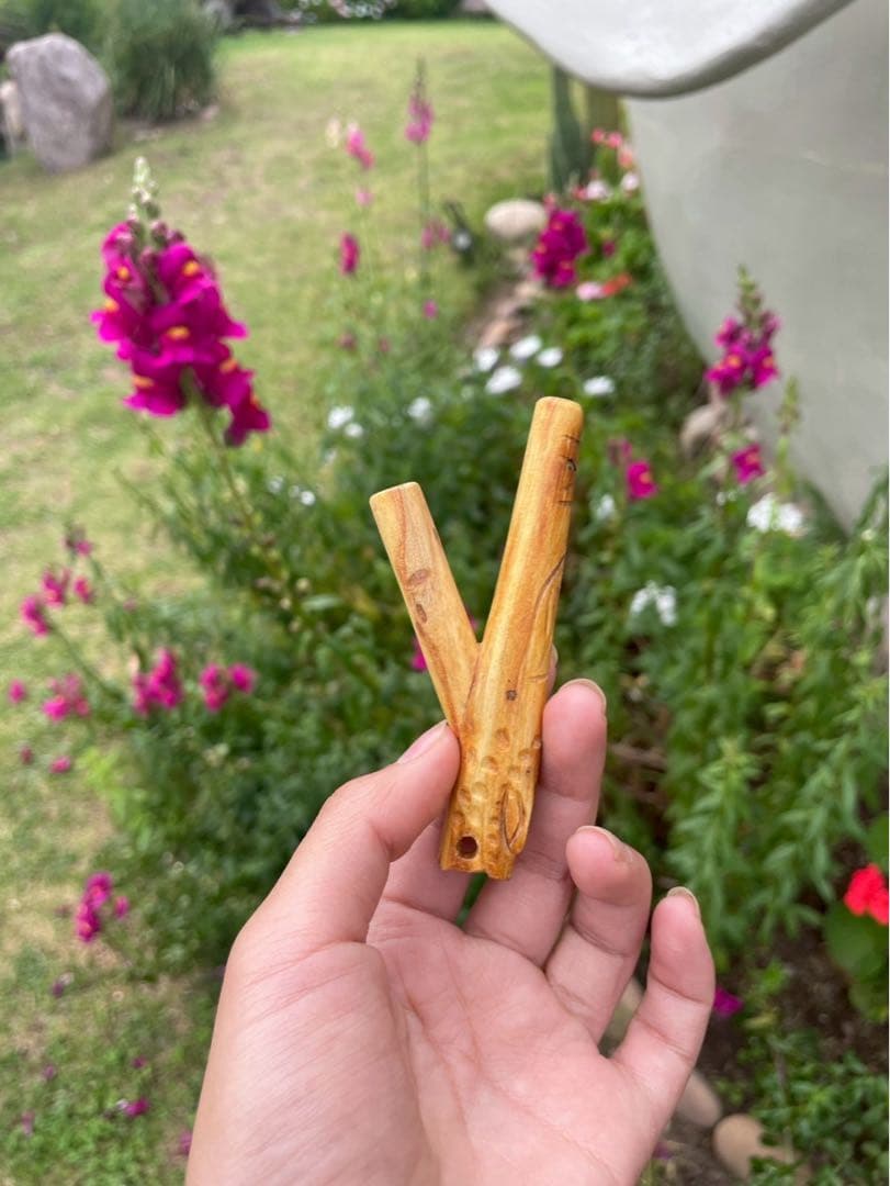 アンデスの聖なる木「パロサント」で丁寧に彫られた、コンドルのクリペ