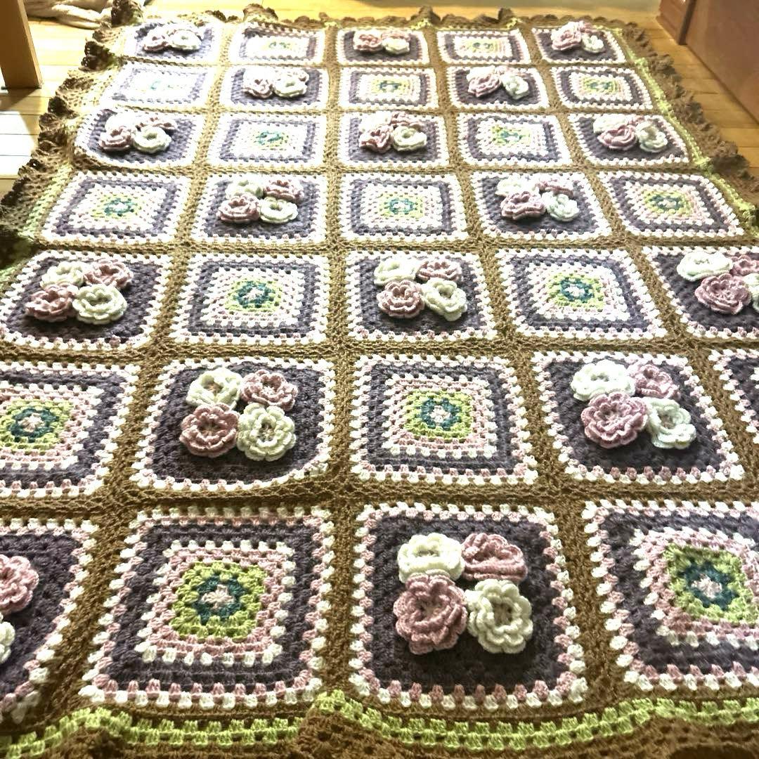 手編み　♡ 立体小花のマルチカバー