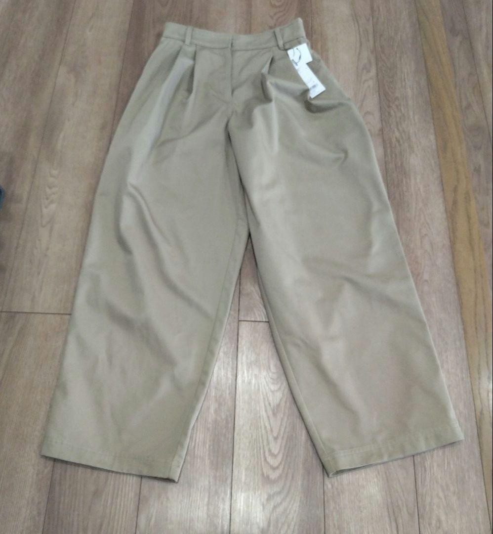 ベージュ タック入り ワイドパンツ/チノパン