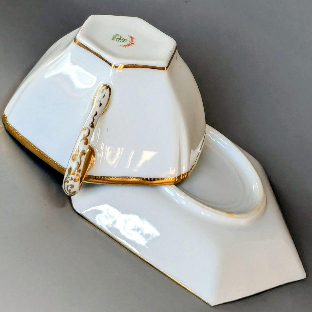 オールドノリタケ・金盛上陽刻薔薇柄　ガーランド装飾　ヘキサゴン　カップ＆ソーサー