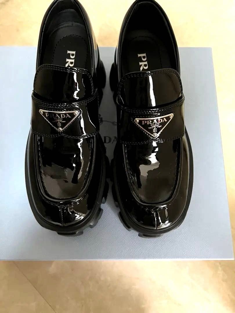 未使用に近い　PRADA ローファー