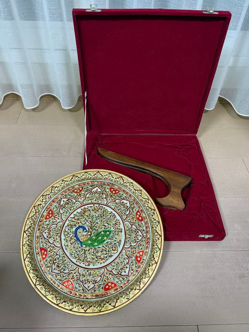 孔雀デザインの装飾皿　インド　india 大理石　金細工　美術　芸術　伝統工芸