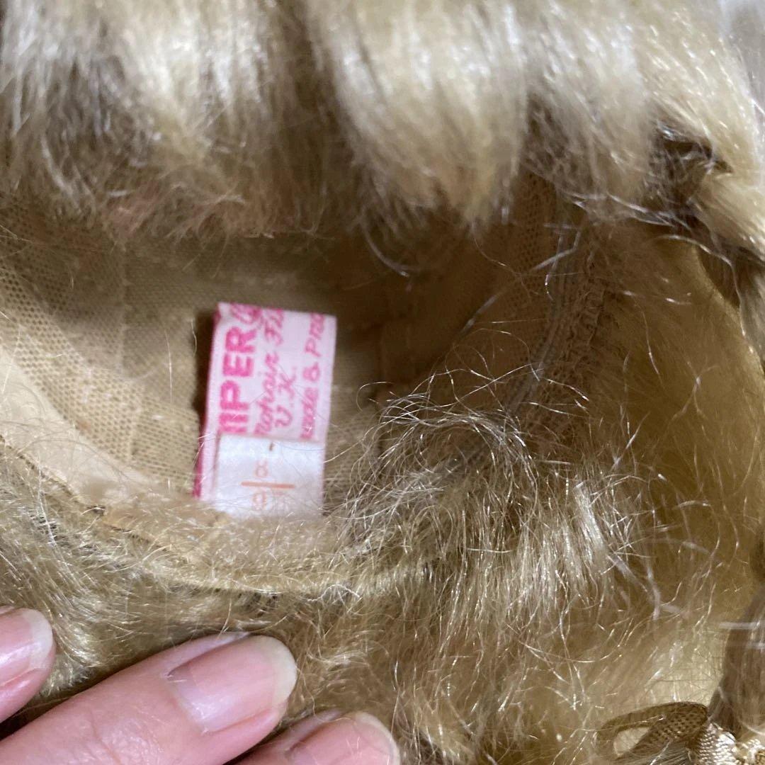 クリーム色のレースドレス人形