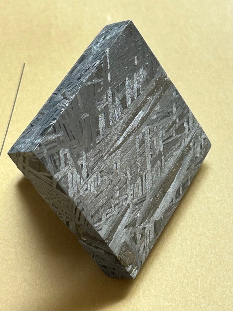 ウ*ル様 アルタイ鉄隕石。美しい四角形。約212.12g