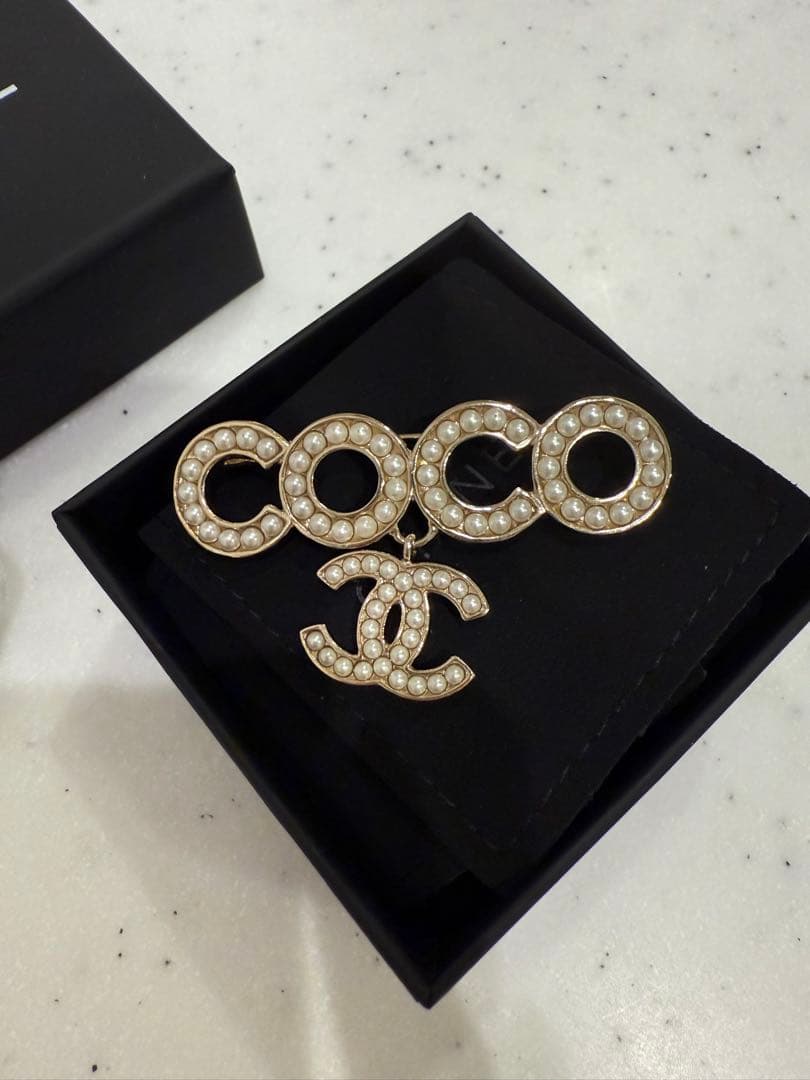 CHANEL COCOロゴブローチ