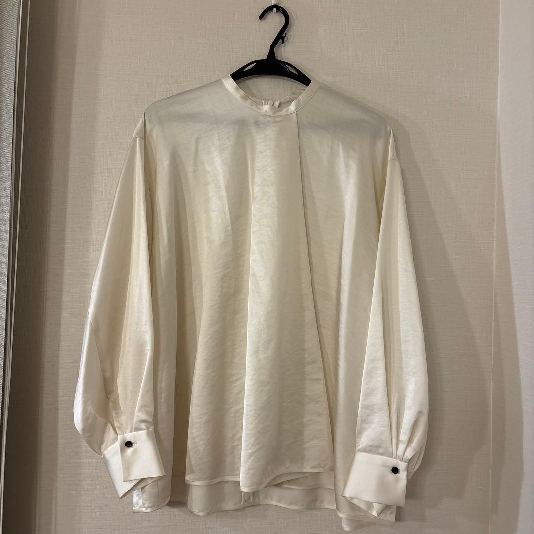 LOHENブライトサテンフロントタックブラウス