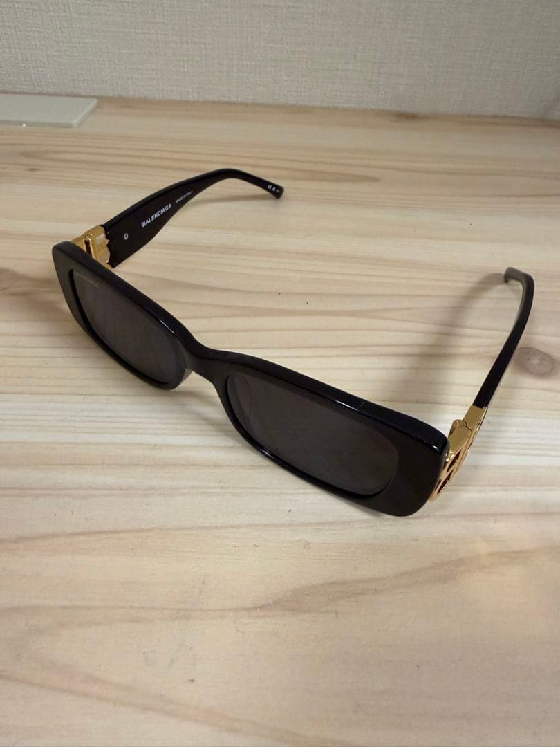 バレンシアガスクエアサングラス