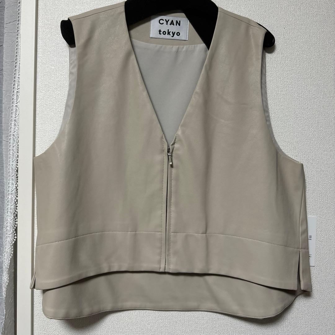 cyan tokyo 【新品】ヴィーガンレザーベスト　アイボリー