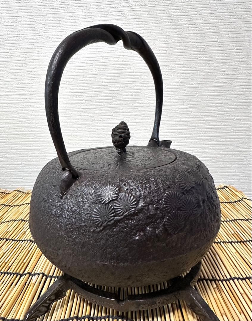 ＵＳＥＤ品 南部清茂造　１５型松文様　鉄瓶　南部鉄瓶　南部鉄器　鉄瓶