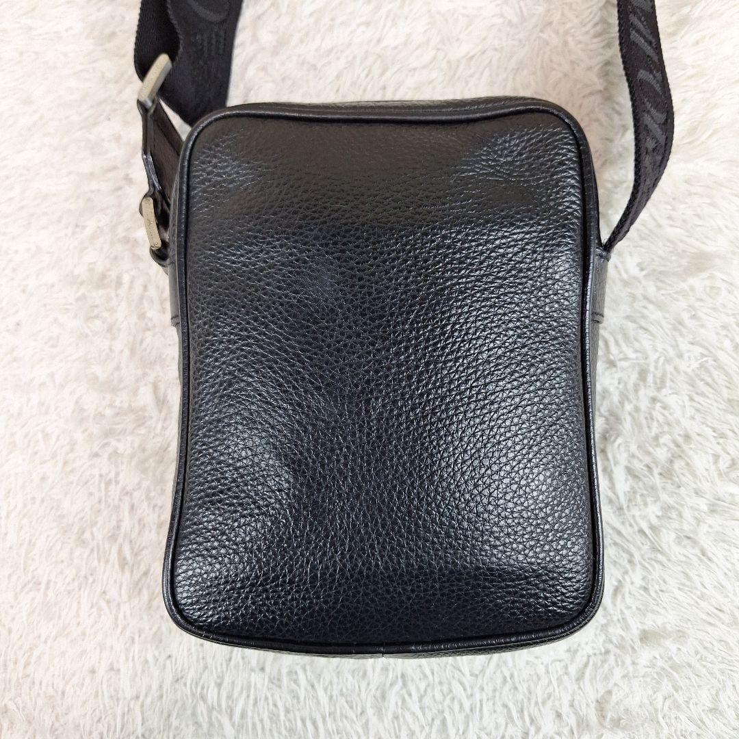 エンポリオアルマーニ　ショルダーバッグ　レザーシボ加工　シルバーロゴプレート　黒