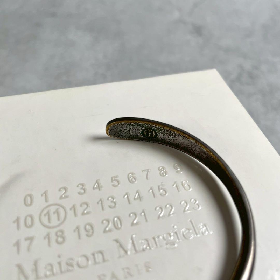 美品⭐️メゾンマルジェラ ナローブラスバングル ブランドロゴ型押し シルバー