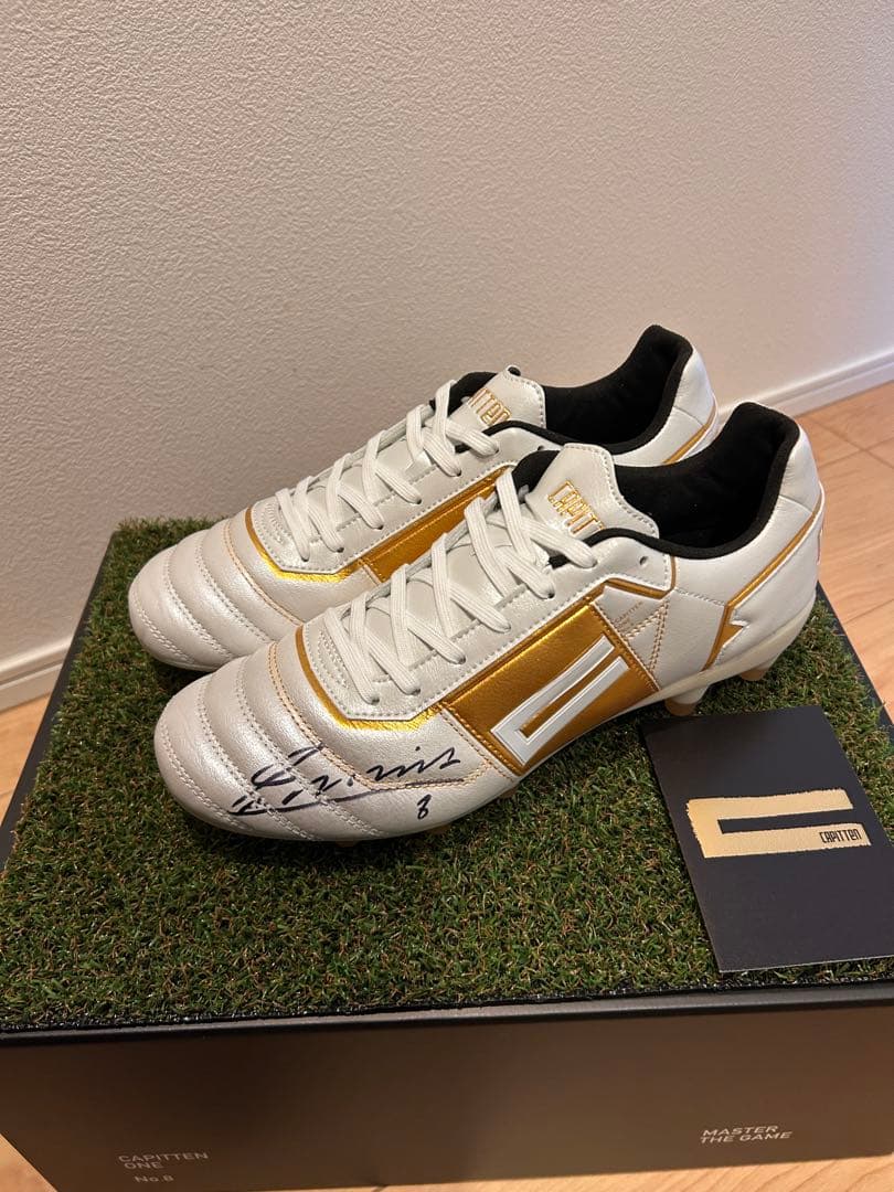 ア*つ様 【限定特価】イニエスタ直筆サイン入りスパイク