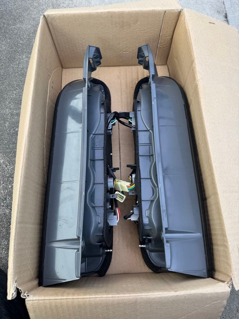 年末限定価格200系ハイエースV 前期後期対応 社外テールランプ左右セット送料込