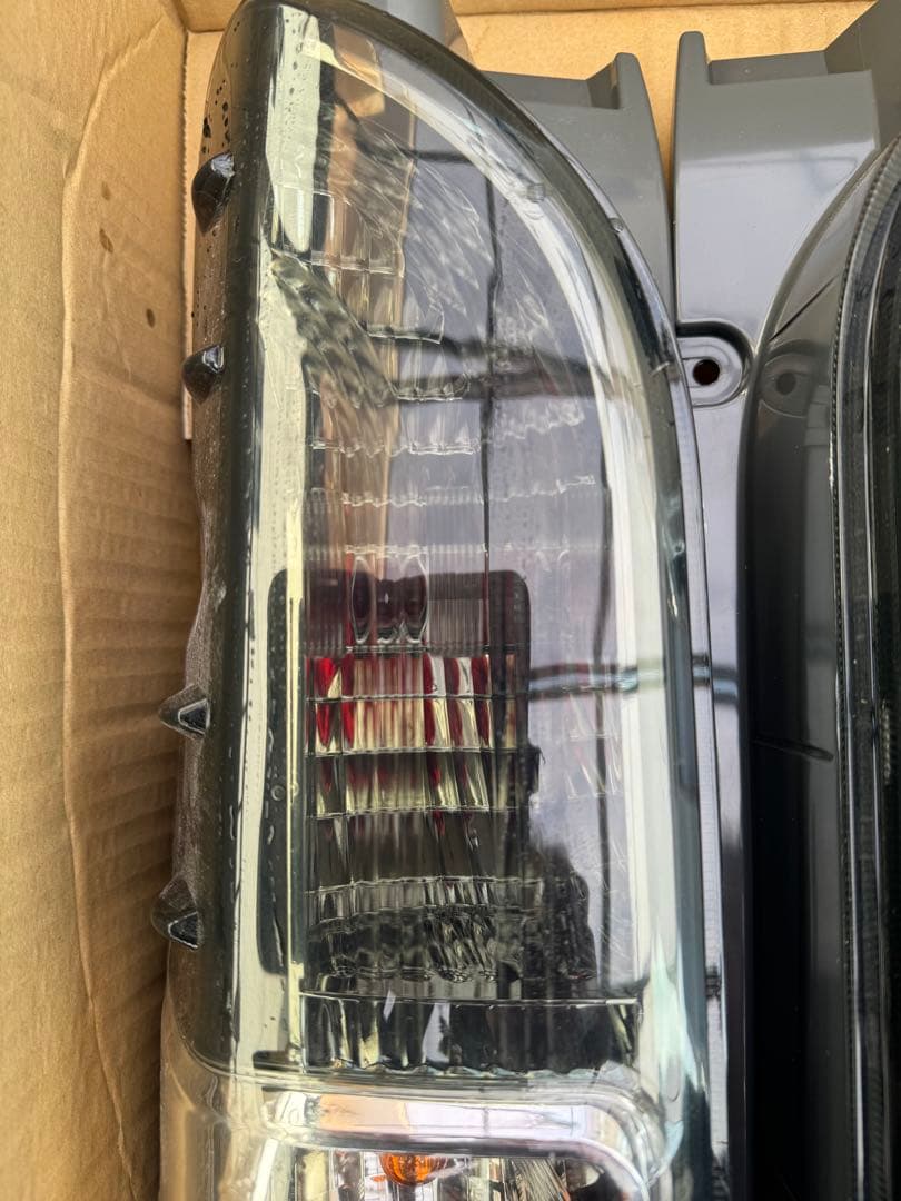 年末限定価格200系ハイエースV 前期後期対応 社外テールランプ左右セット送料込