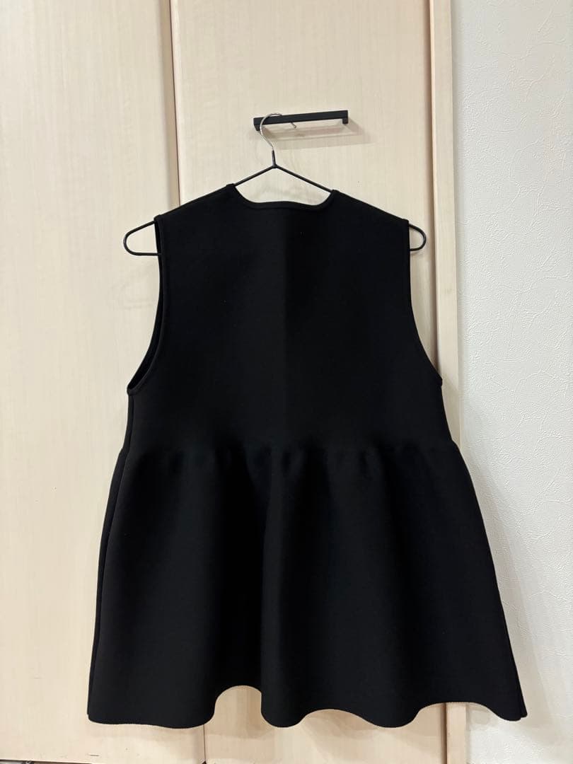 UNITED ARROWS 黒 フリルノースリーブベスト