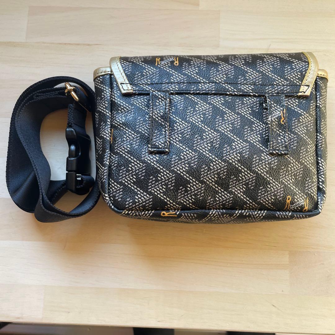 レザレクション:ポーチ