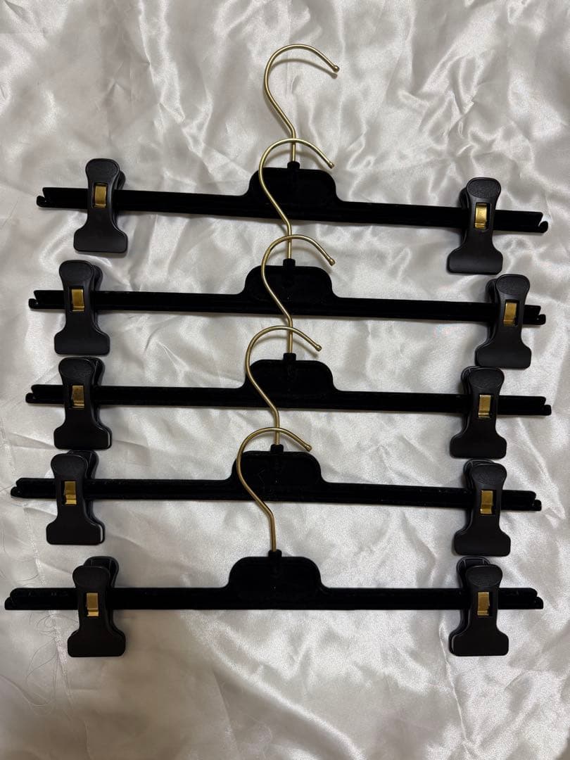 シャネルロゴ付き衣類ハンガー5本セット