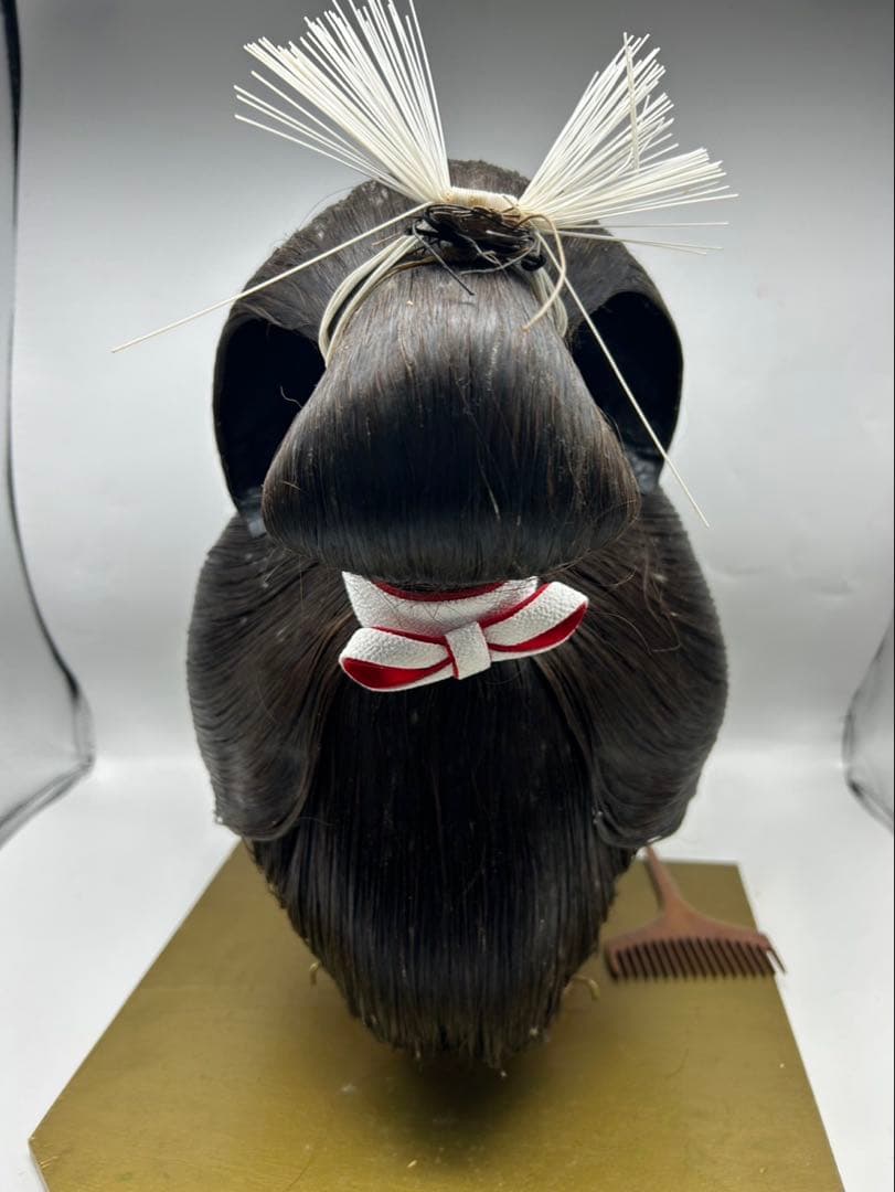 伝統的なダークブラウンウィッグ