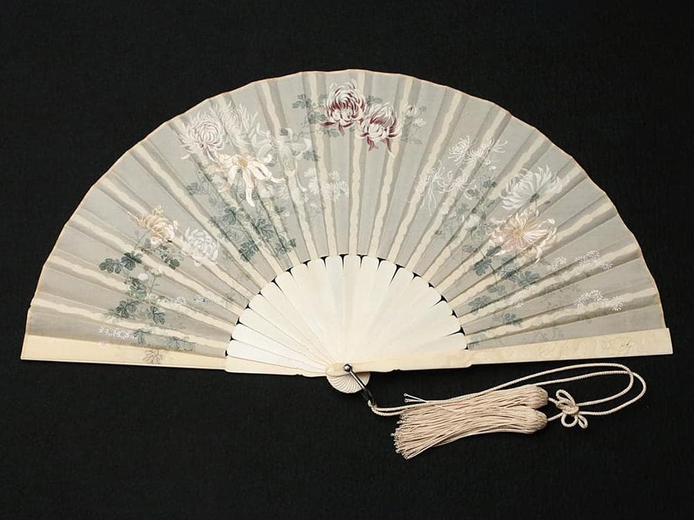 【繍】　★ 文房 彫骨絹面菊花紋折扇 ★　清朝期　彫刻龍紋 刺繍花卉　清供雅玩