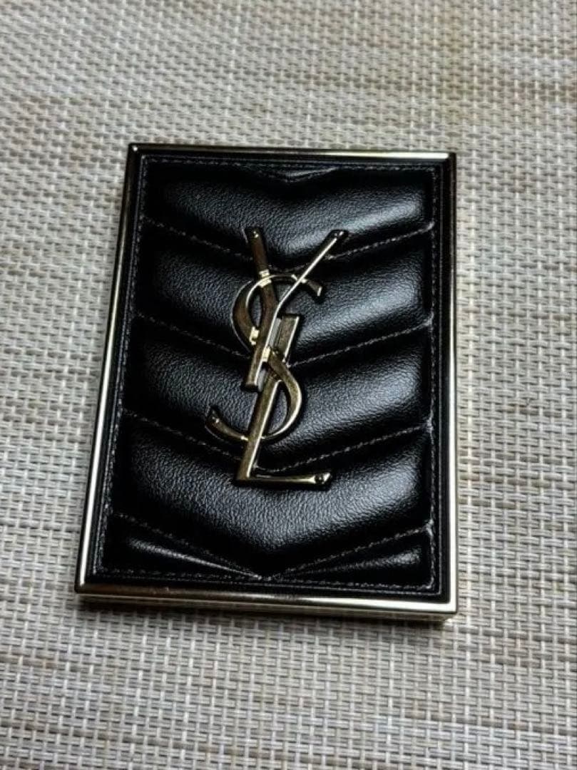 Yves Saint Laurent アイシャドウパレットクチュールミニクラッチ