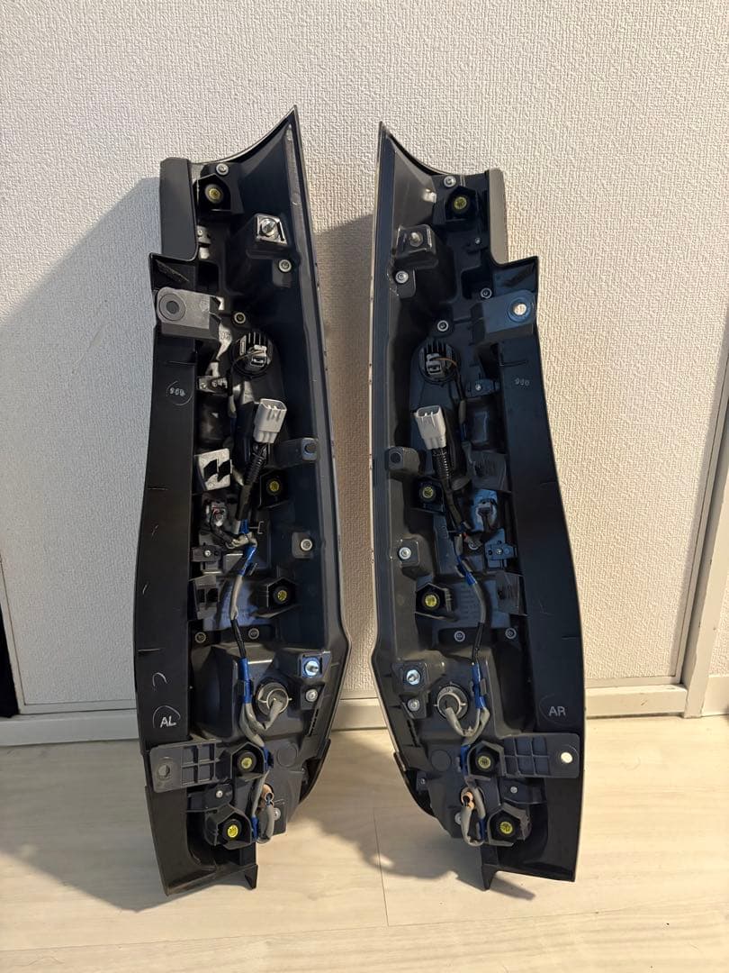 エスクァイア後期 トヨタ純正テールランプ