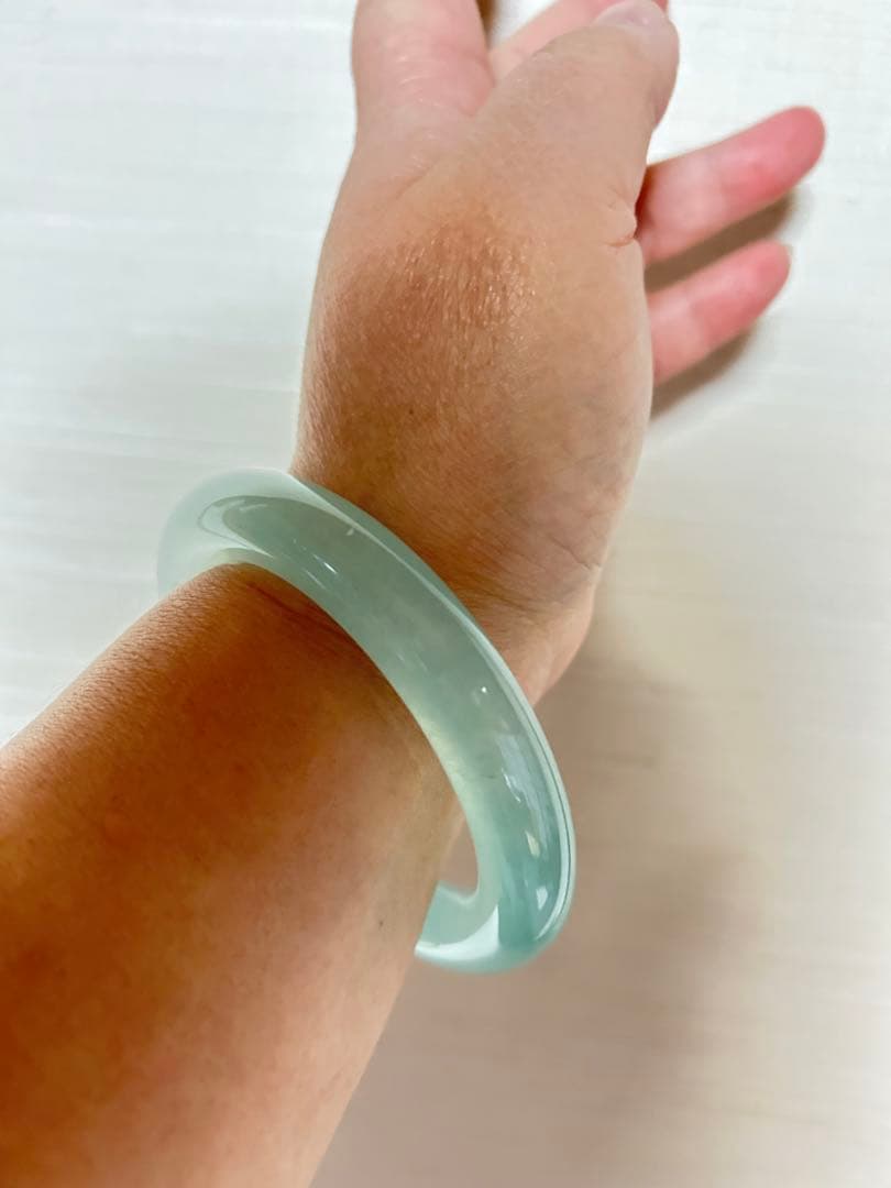 淡い緑色の翡翠製シンプルバングル。