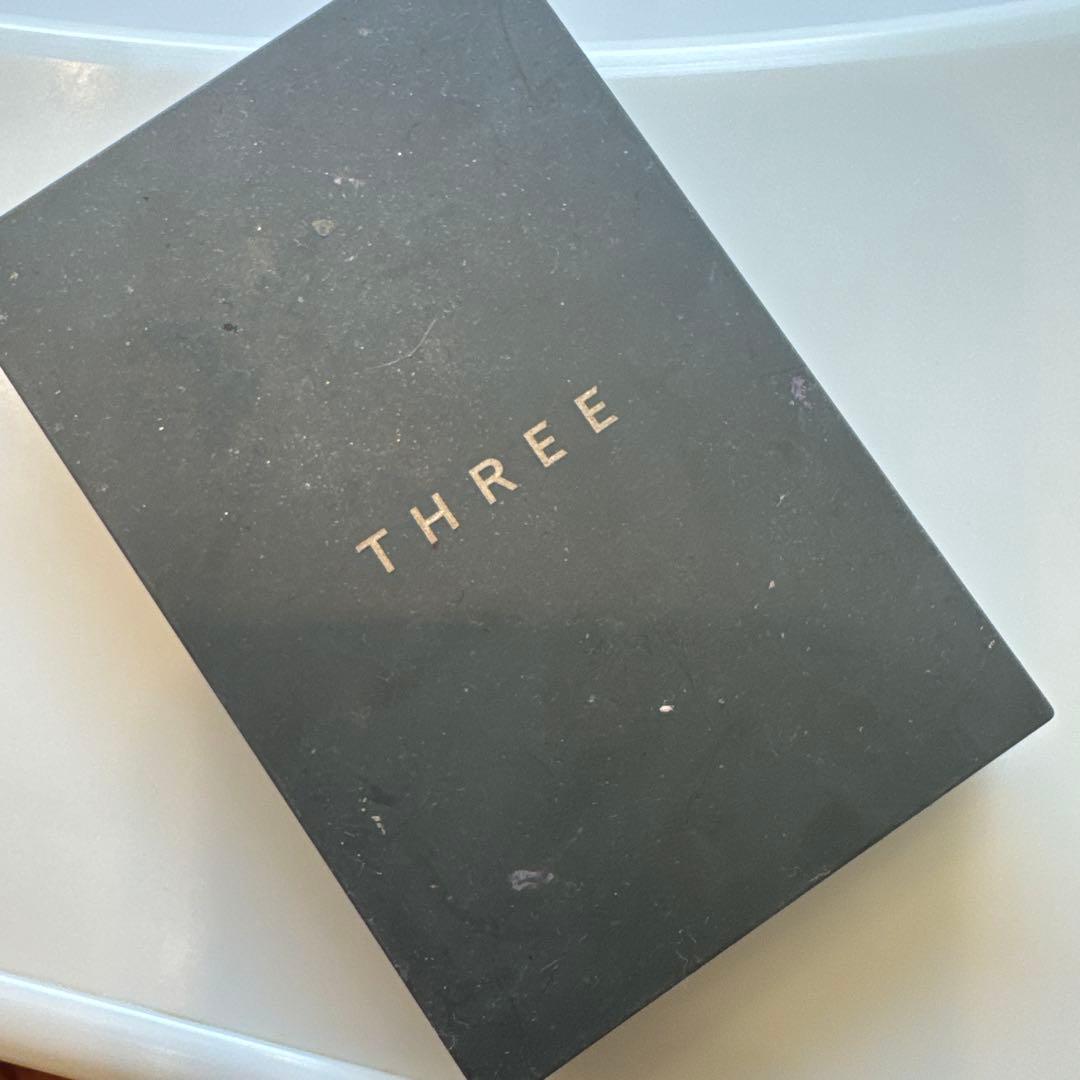 ご確認用(1) THREE 4Dプラスアイシャドウ 04