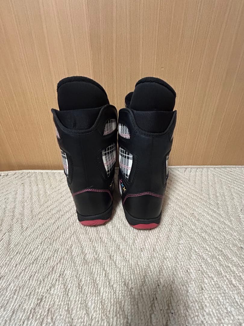 BUZRUNスノーボードブーツ 女性用 黒/ピンク チェック柄 ボア 早い者勝ち