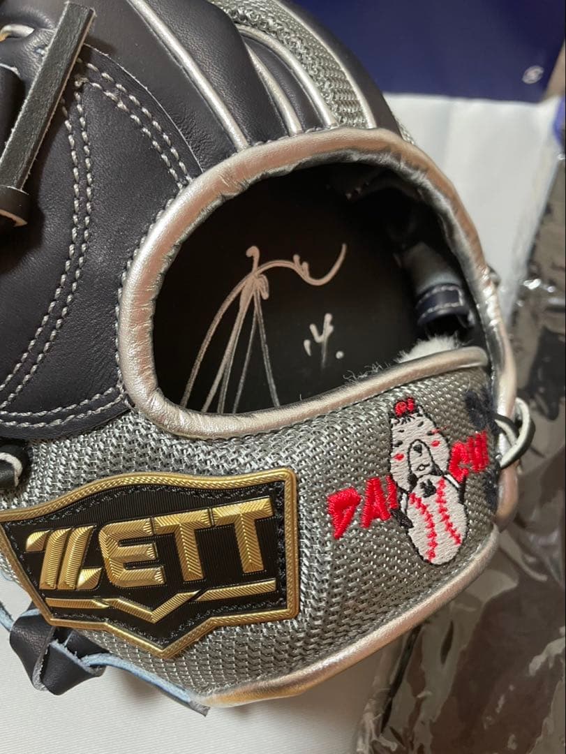 【超貴重】大瀬良大地サイン入りグローブ　サイン色紙付　おむらんちゃん　限定品