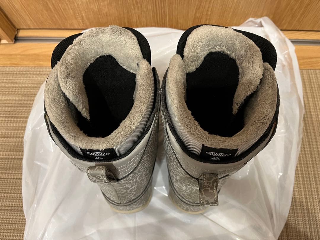 ケーツー　女性用スノーボードブーツ グレー/レオパード柄