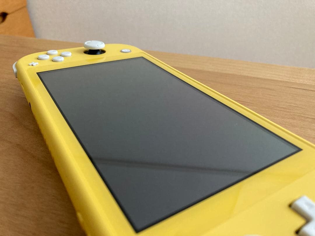 Nintendo switch light イエロー　ライト