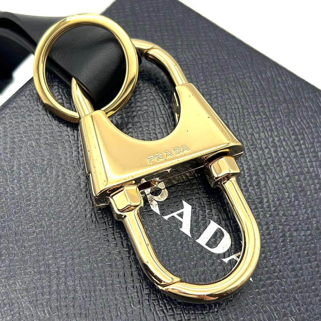 未使用 プラダ キーホルダー キーリング 黒 レザー ロゴ カラビナ1PP118