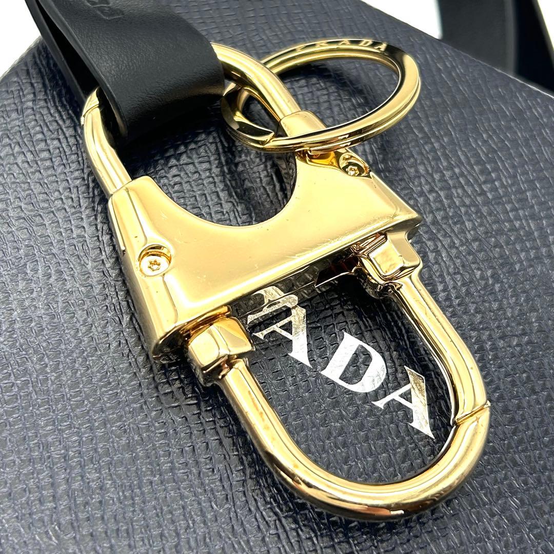 未使用 プラダ キーホルダー キーリング 黒 レザー ロゴ カラビナ1PP118