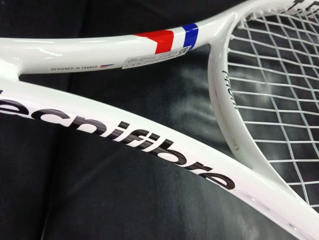 新品テクニ ファイバーT-FIGHT100インチ300ｇ未使用ガット付き