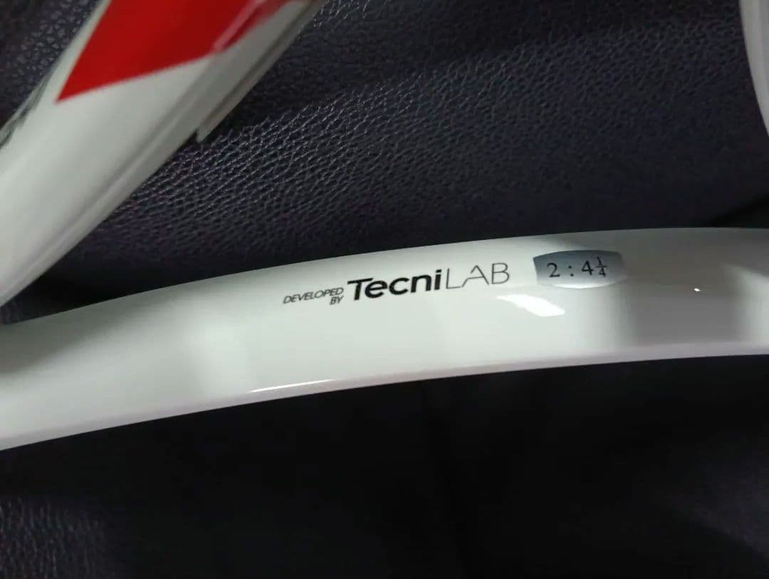 新品テクニ ファイバーT-FIGHT100インチ300ｇ未使用ガット付き