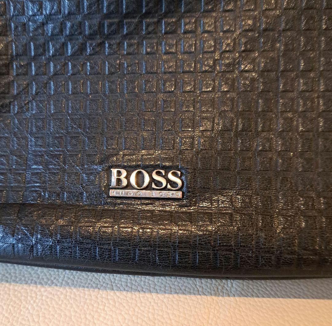 ヒューゴボス　ショルダーバッグ　黒　斜めがけ　ベルトロゴ　格子　オールレザー