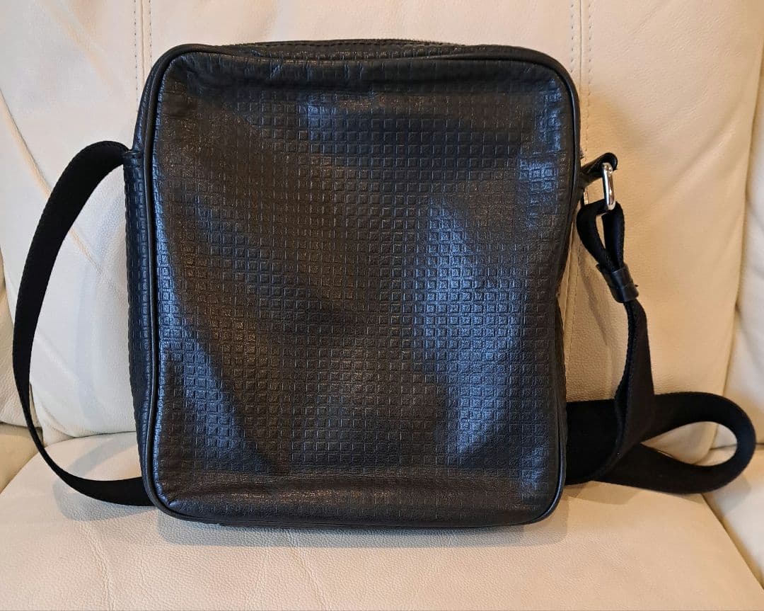 ヒューゴボス　ショルダーバッグ　黒　斜めがけ　ベルトロゴ　格子　オールレザー