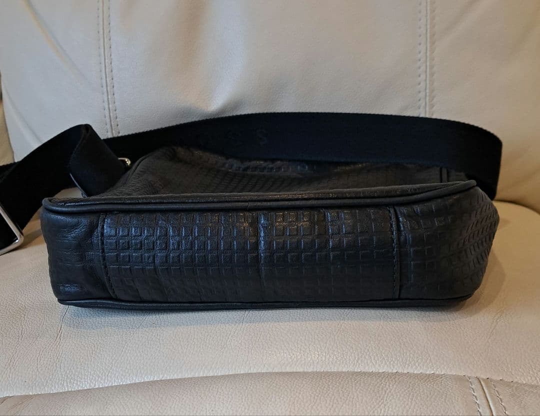 ヒューゴボス　ショルダーバッグ　黒　斜めがけ　ベルトロゴ　格子　オールレザー