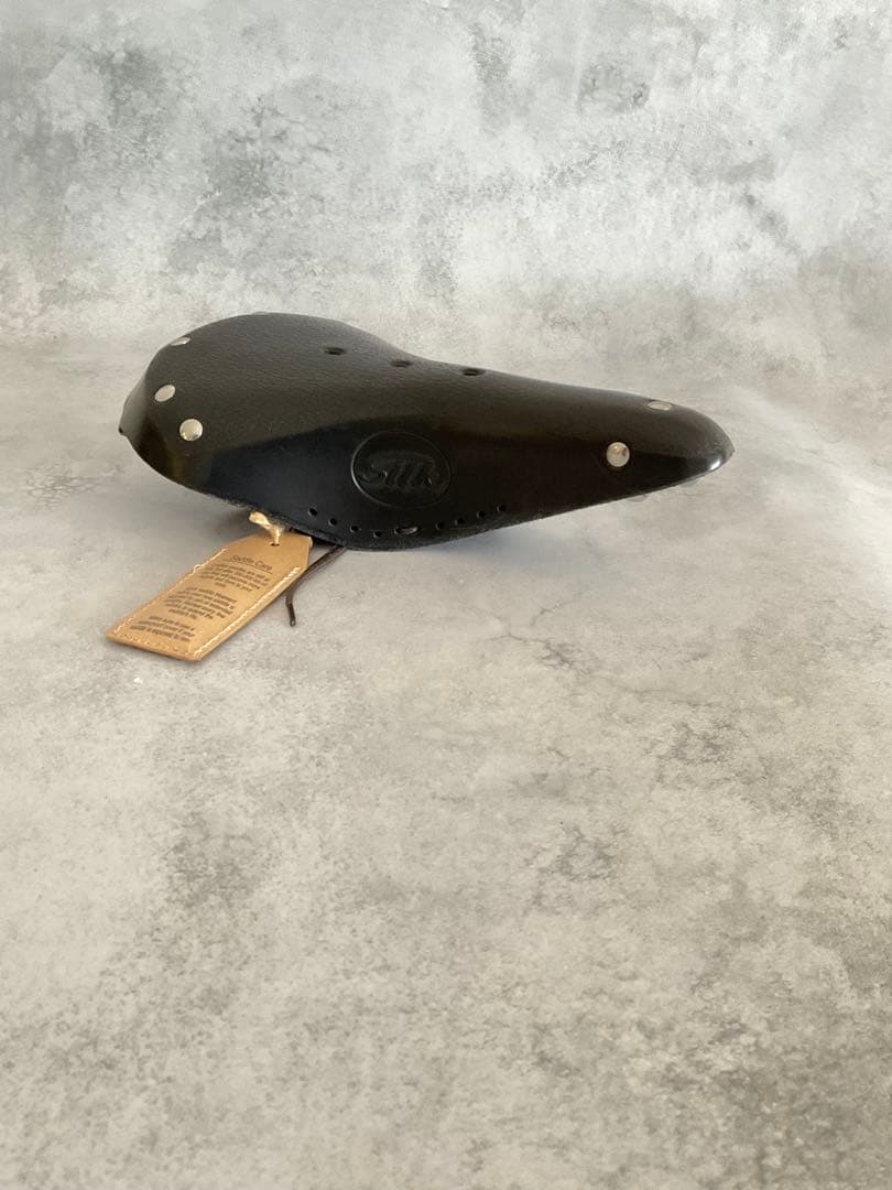 【またたび】新古品 革サドル Slik