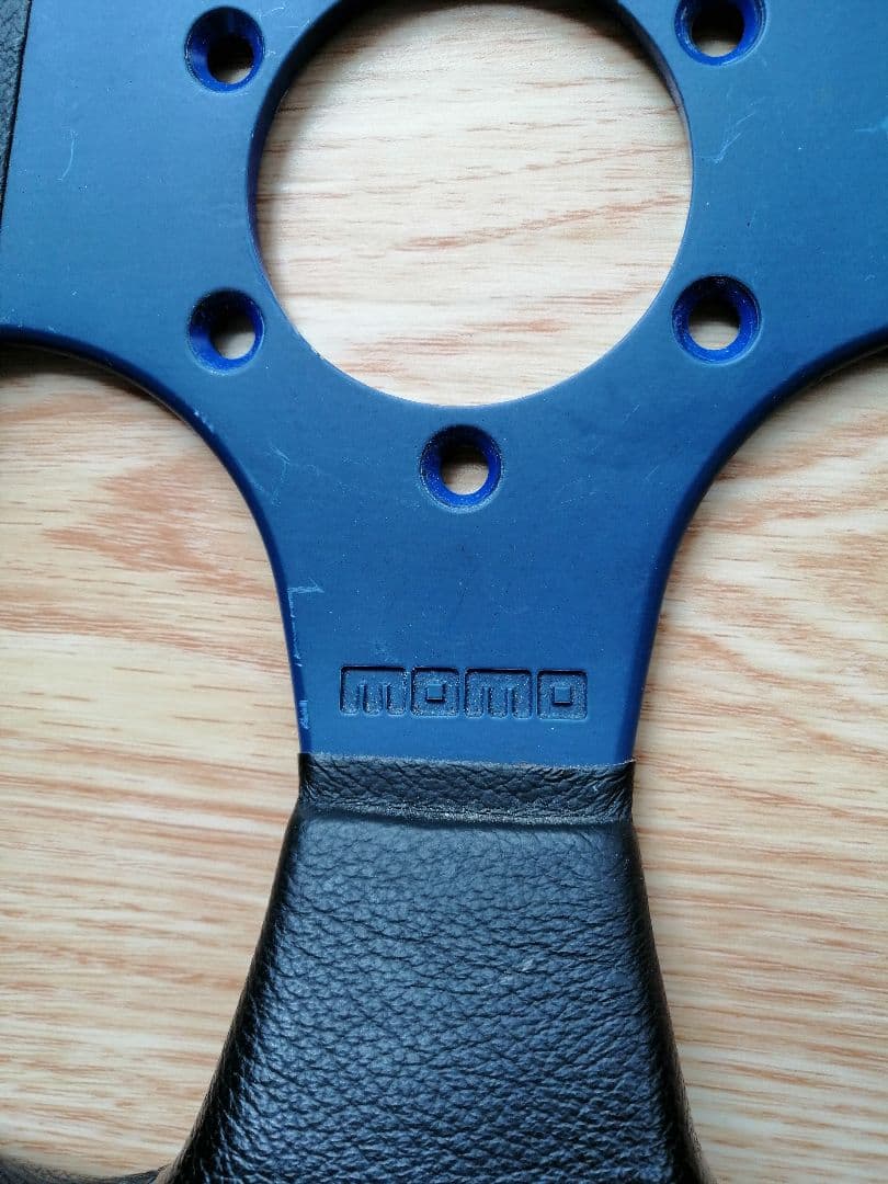 WAT 。 MOMO ステアリング /青　正規品。