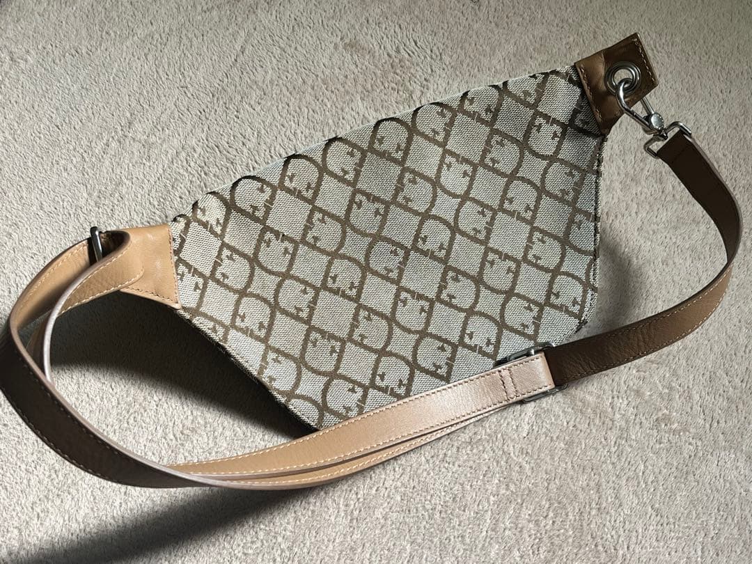 【土日限定値下げ】美品　FURLA ボディーバック