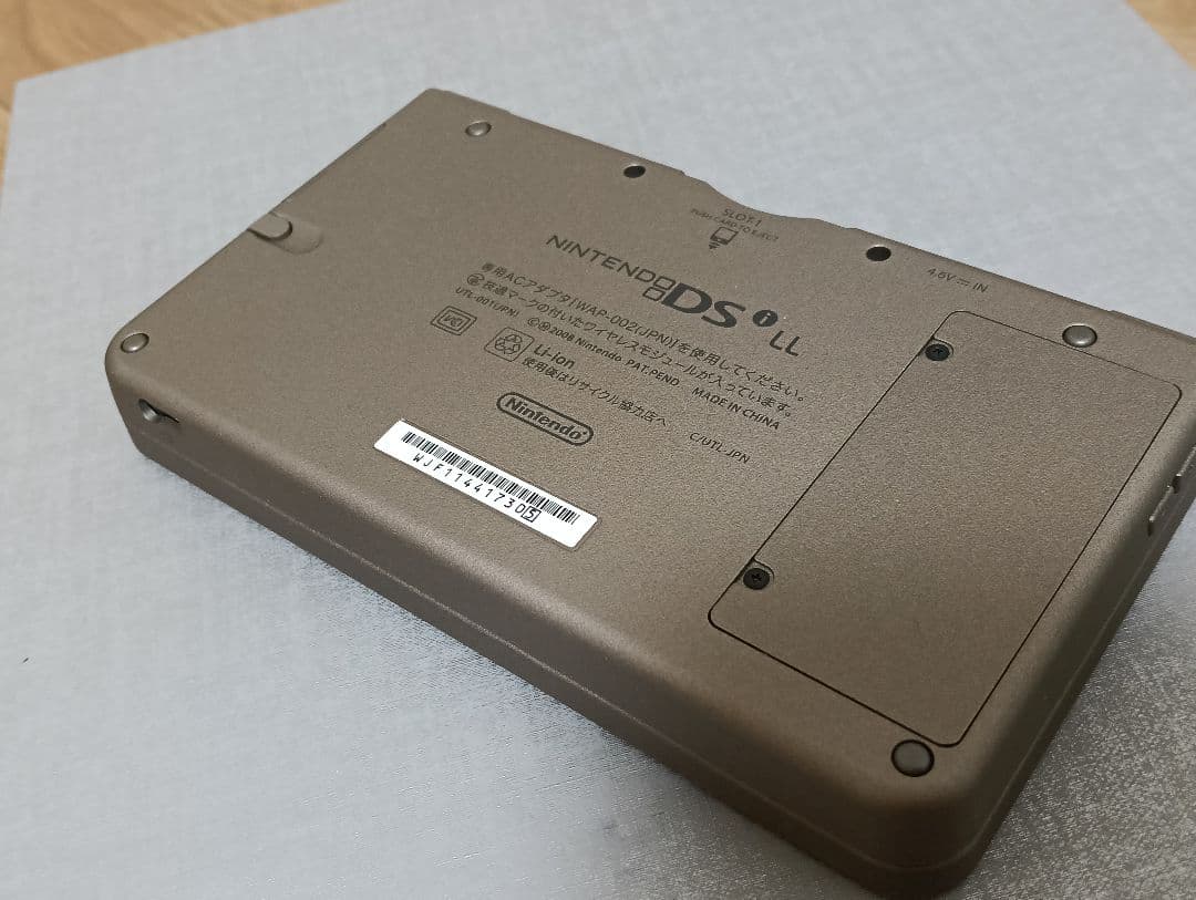 【美品】ニンテンドーDSi LLブラック 本体（純正ケース付き）