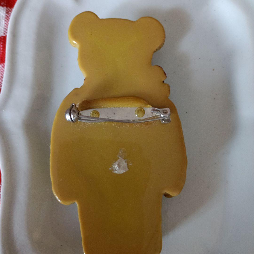 クマ型ブローチ 赤いリボン　ウィークエンズ