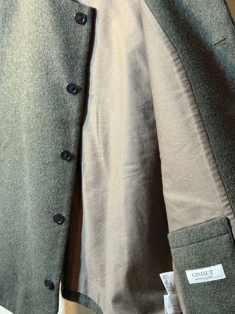 confect ウールモッサークルーネックベスト　カーキ