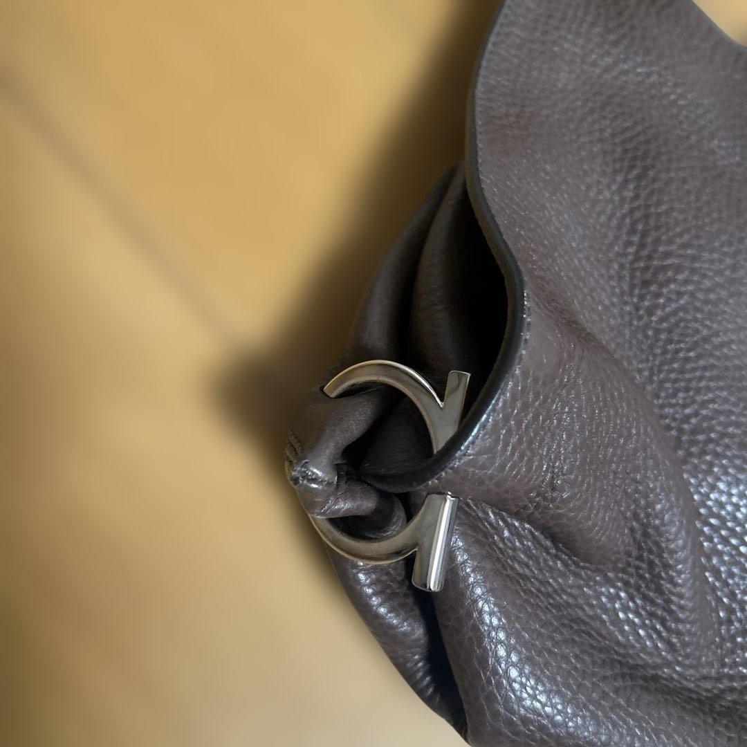 サルバトーレフェラガモ　ブラウン　ショルダーバッグ