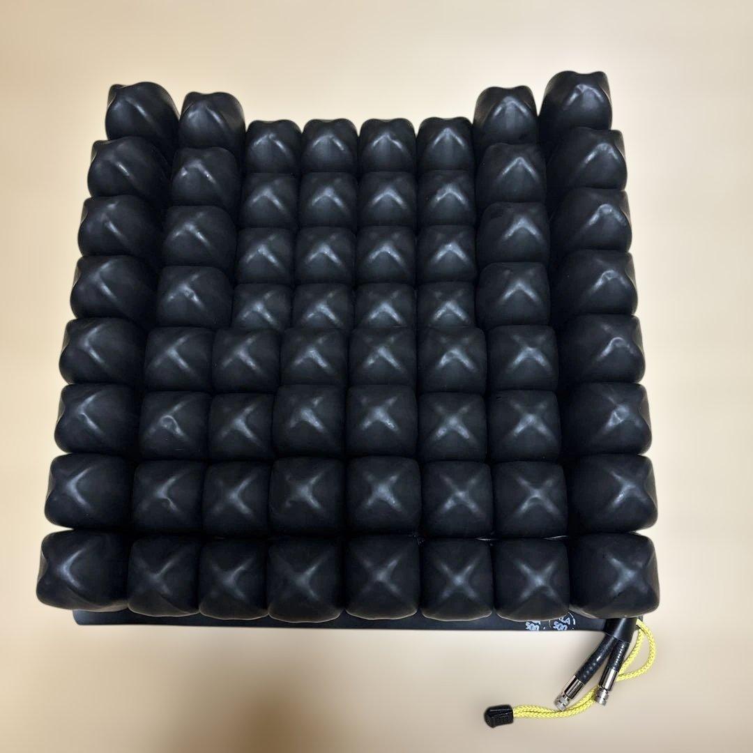 車椅子用クッション 黒 圧力分散機能　 座位バランスの保持　立体的デザイン