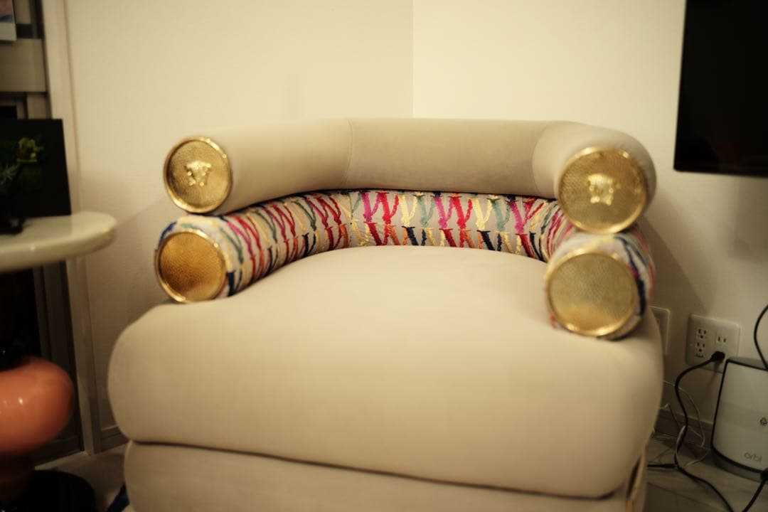 モダンなベージュシングルソファヴェルサーチ1人掛けソファ