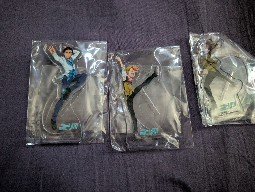 ユーリ!!! on ICE考察集＆ DVD全6巻収納BOX初回特典＆雑誌＆グッズ